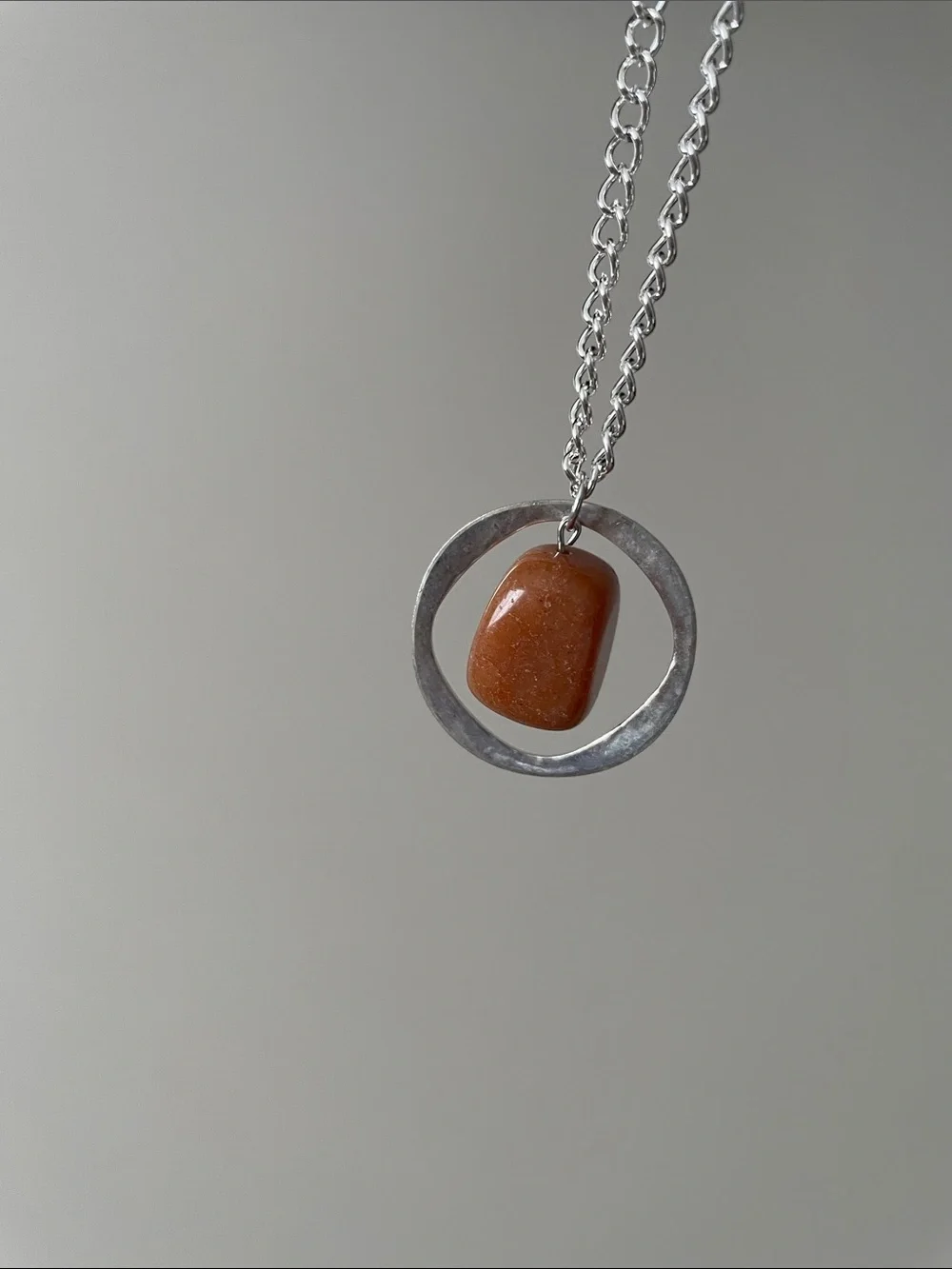 Hanging orange speckled rectangular stone necklace - Picture 6 of 6